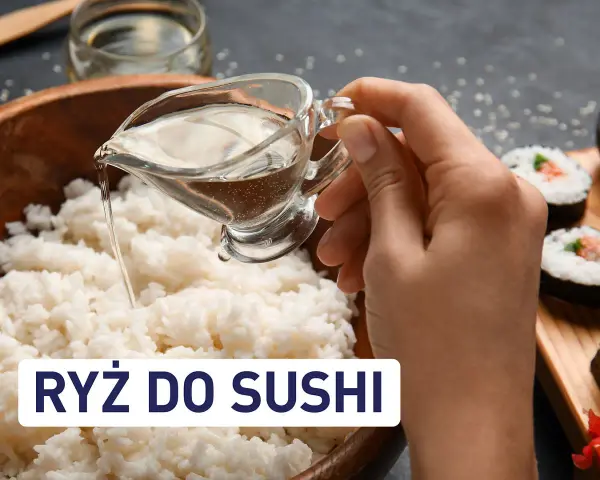 Doprawianie ryżu do sushi: ręka wylewa sos z dzbanka na biały ryż. Obok gotowe rolki sushi.