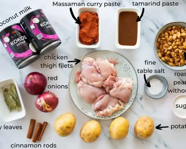 Składniki do pasty curry: mleczko kokosowe, pasta massaman, tamaryndowa, kurczak, ziemniaki, cebula, orzeszki, cukier, sól, liście laurowe, cynamon.