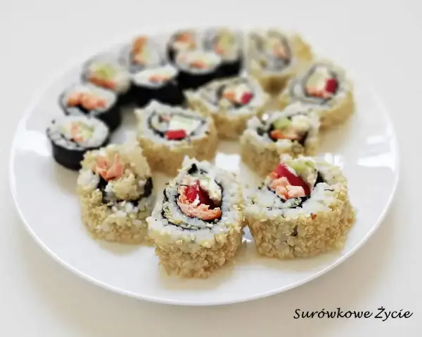 Pyszne rolki sushi, w tym kaburamaki, ułożone na białym talerzu.