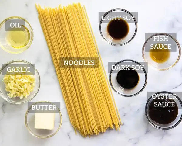 Składniki na pyszne makaron noodle: długie nitki makaronu, czosnek, masło, olej, sos sojowy jasny i ciemny, sos rybny i ostrygowy.