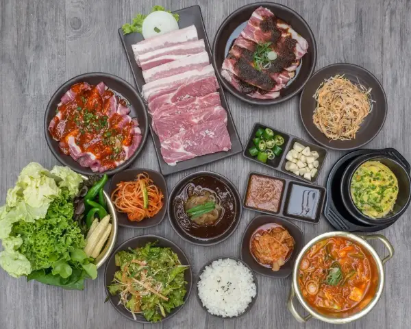 Pyszne dania kuchni koreańskiej: marynowane mięso, kimchi, zupy i sałatki. Idealne przepisy na koreański obiad.