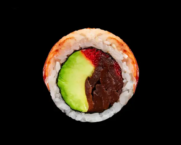 Sushi z węgorzem, awokado i ikrą łososia. Delikatny smak węgorza w połączeniu ze świeżością awokado i słonymi koralikami ikry.