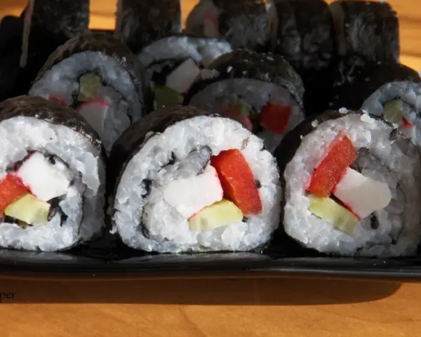 Roladki sushi z surimi, ogórkiem i papryką. Proste przepisy na domowe sushi.