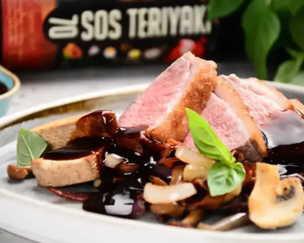 Soczysta kaczka w 5 smakach, polana gęstym sosem teriyaki, podana z warzywami i grzybami.