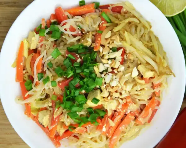 Talerz pysznego pad thai z tofu, marchewką i orzeszkami ziemnymi. Idealny posiłek, gdy zastanawiasz się nad pad thai kcal.