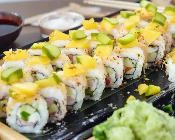 Pyszne rolki sushi z mango i awokado, przypominające smakiem kanpyo maki. Podane z sosem sojowym i wasabi.