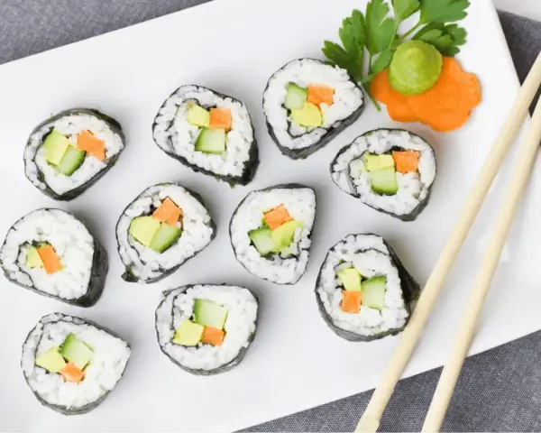 Roladki sushi z awokado, ogórkiem i marchewką. Idealne, gdy zastanawiasz się, jak zrobić zaprawę do sushi.