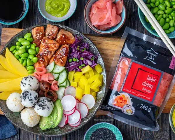 Kolorowy poke bowl z łososiem, mango, awokado, edamame i ryżem. Idealny przepis na poke bowl, który zachwyci smakiem.