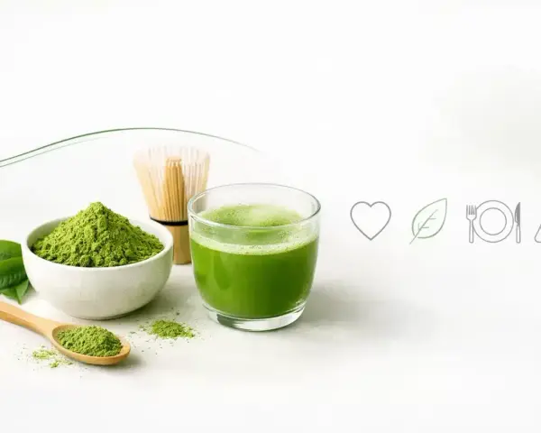 Zielone matcha w proszku i napój w szklance, bambusowa miotełka. Ile razy dziennie pić matcha dla zdrowia?