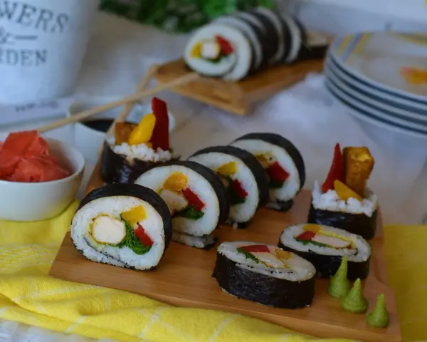 Pyszne sushi z kurczakiem, papryką i mango. Idealne na lekki posiłek.