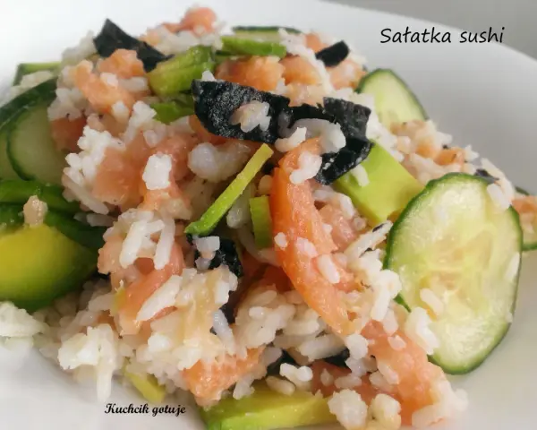 Kolorowa sałatka do sushi z łososiem, awokado, ogórkiem i nori. Pyszne danie na lekki posiłek.