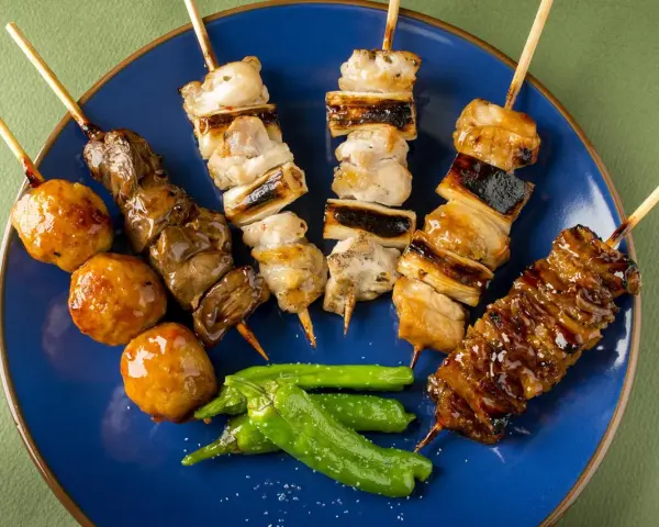 Pyszne yakitori na patyczkach: kurczak, wątróbka, kulki mięsne i papryczki. Idealny przepis na grillowanie!