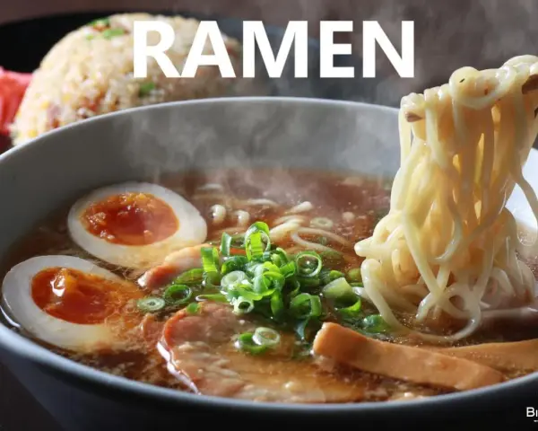 Parujący ramen z jajkiem, mięsem i szczypiorkiem. Czy ramen to zupa? Tak, to pyszna, sycąca zupa!