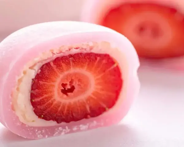 Różowe mochi z truskawką w środku. Idealne, by dowiedzieć się, jak zrobić mochi.