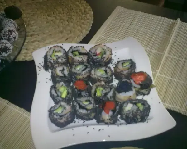 Talerz z sushi, gdzie każdy kawałek to obietnica smaku. Zobacz, jak smakuje sushi z czarnym sezamem i kolorowym ikrą.