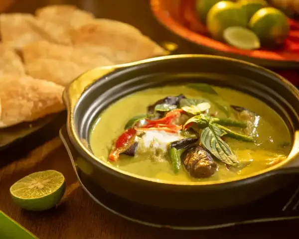 Zielone curry z bakłażanem i papryką, podane z chlebkiem naan i limonką. Jedne z wielu pysznych rodzajów curry.