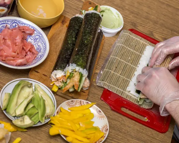 Jak zwinąć sushi w domu? Praktyczny przewodnik krok po kroku