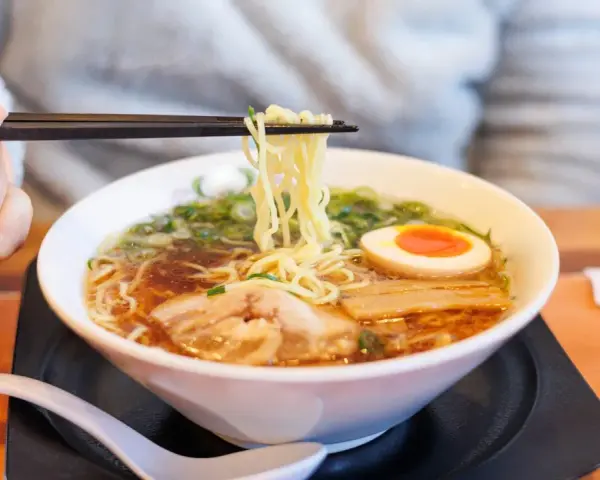 Jak zrobić ramen z zupki chińskiej? Proste triki na bogaty smak