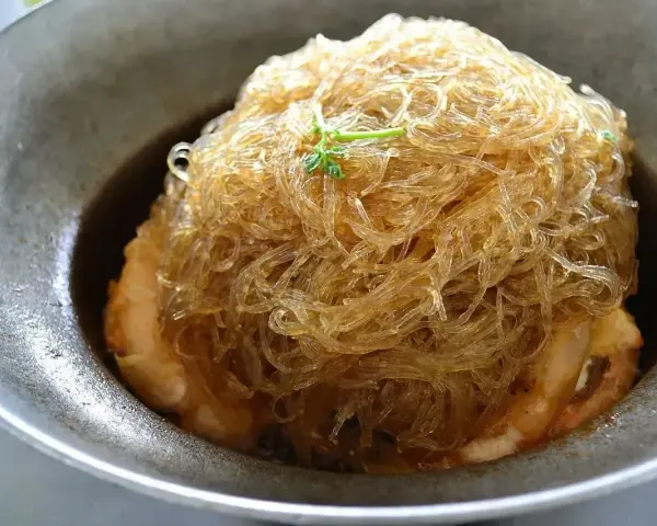 Pyszny makaron chiński w sosie, z krewetkami. Niska zawartość kcal, idealny na lekki posiłek.
