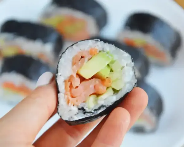 Rolka sushi z łososiem i awokado. Idealne składniki, z czym zrobić sushi, by zachwycić smakiem.