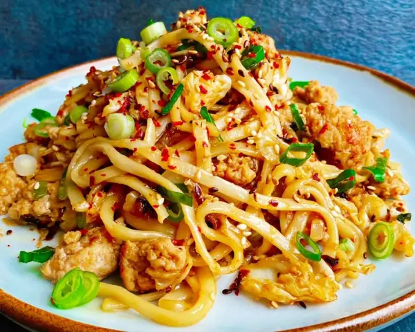 Pyszne danie z makaronem noodle, kurczakiem i szczypiorkiem. Idealne do domowych przepisów na szybki obiad.