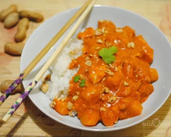 Pyszny massaman curry przepis: kurczak w kremowym sosie orzechowym z ryżem, posypany orzeszkami ziemnymi i kolendrą.