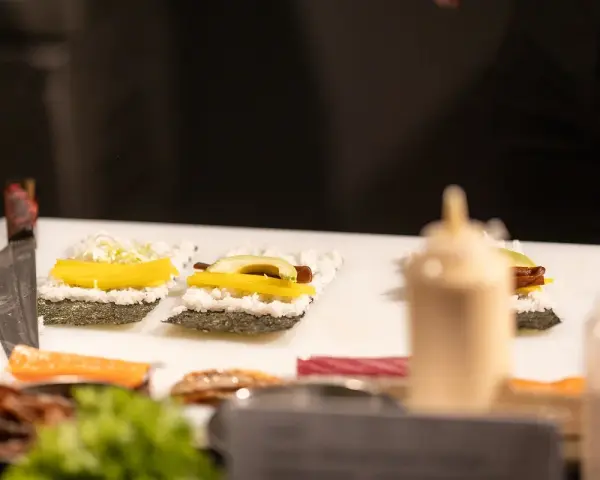 Przygotowanie sushi z awokado i żółtą rzodkwią. Nawet osoby z cukrzycą mogą cieszyć się tymi smakami.