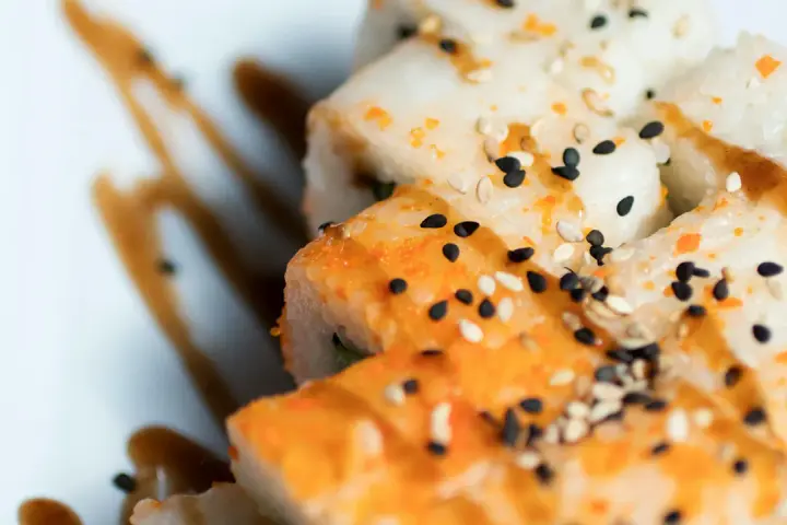 Wyśmienite sashimi maki, polane sosem teriyaki i posypane sezamem.