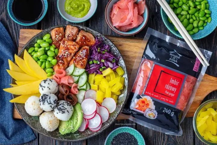 Kolorowy poke bowl z łososiem, mango, awokado, edamame i ryżem. Idealny przepis na poke bowl, który zachwyci smakiem.