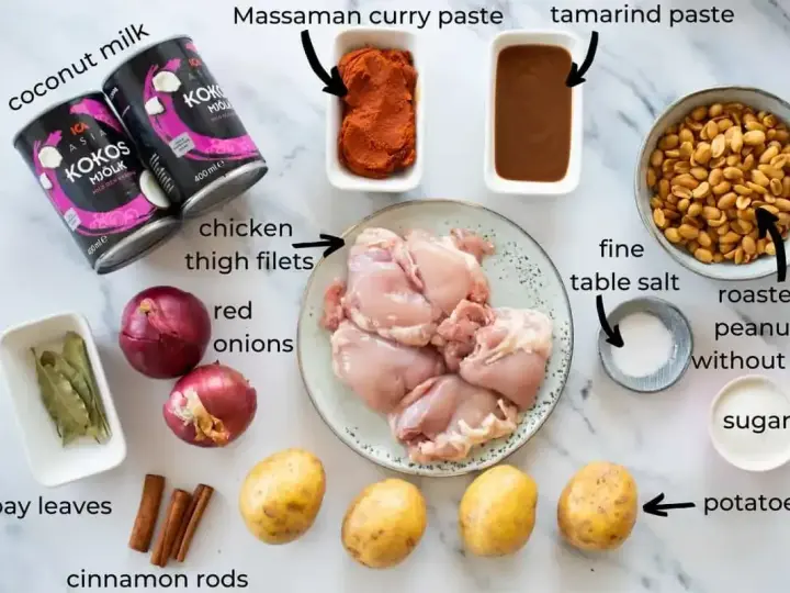 Składniki do pasty curry: mleczko kokosowe, pasta massaman, tamaryndowa, kurczak, ziemniaki, cebula, orzeszki, cukier, sól, liście laurowe, cynamon.