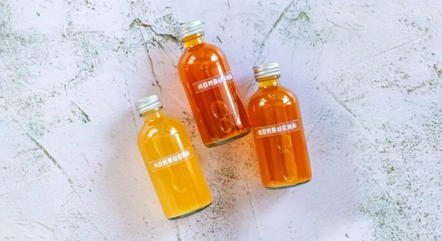 Kombucha: Na co jest dobra? Jak pić i czy warto ją zrobić w domu?