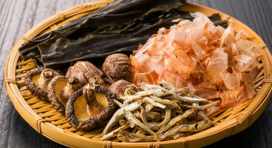 Suszone grzyby shiitake, wodorosty kombu, płatki bonito i suszone sardelki – składniki, które nadają potrawom głęboki, bogaty smak umami.