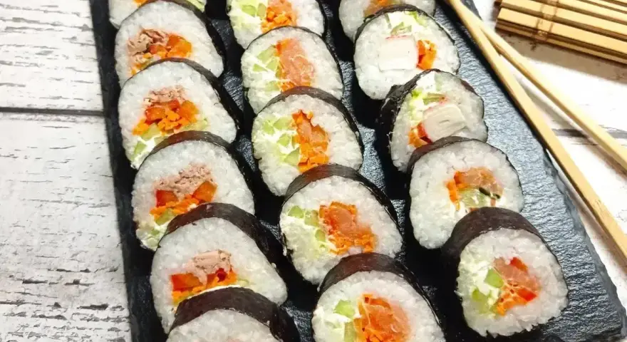 Gotowe rolki sushi z łososiem, tuńczykiem i warzywami. Proste sushi jak zrobić w domu.