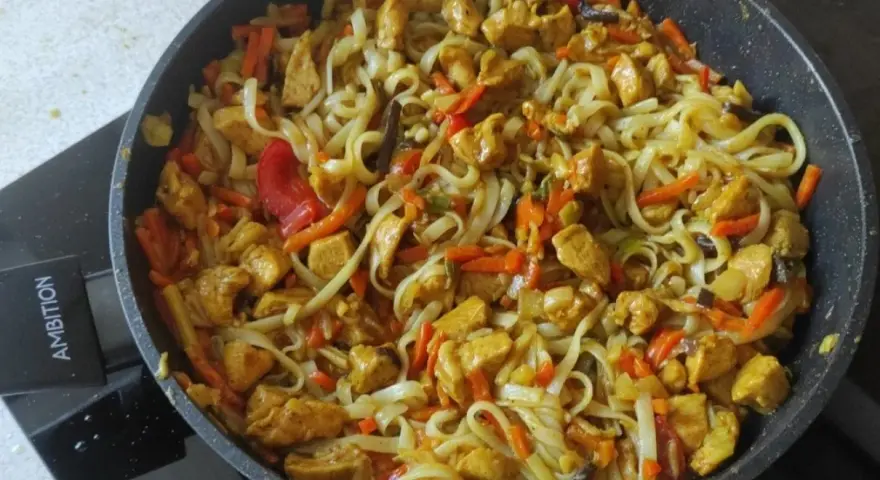 Genialny makaron chiński z kurczakiem przepis w woku: kurczak, makaron, marchewka, papryka i inne warzywa.