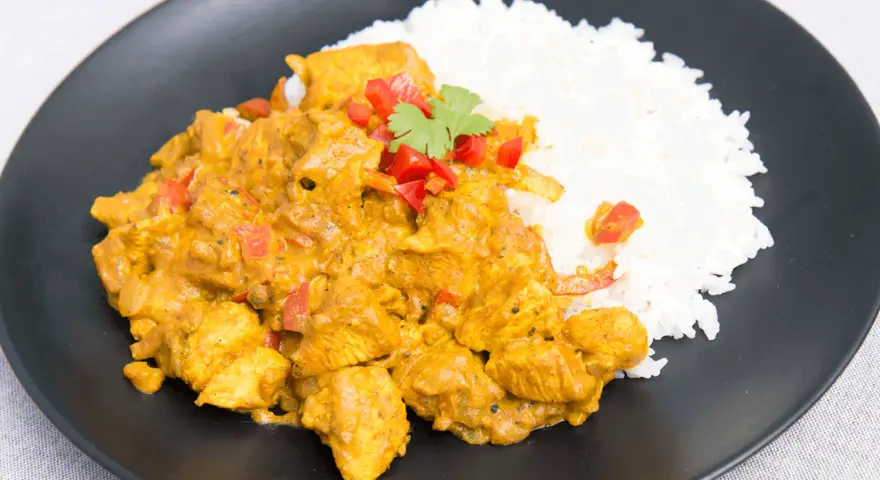 Pyszny kurczak curry z ryżem, idealny na szybki obiad. Ten przepis na kurczaka curry zachwyci każdego!