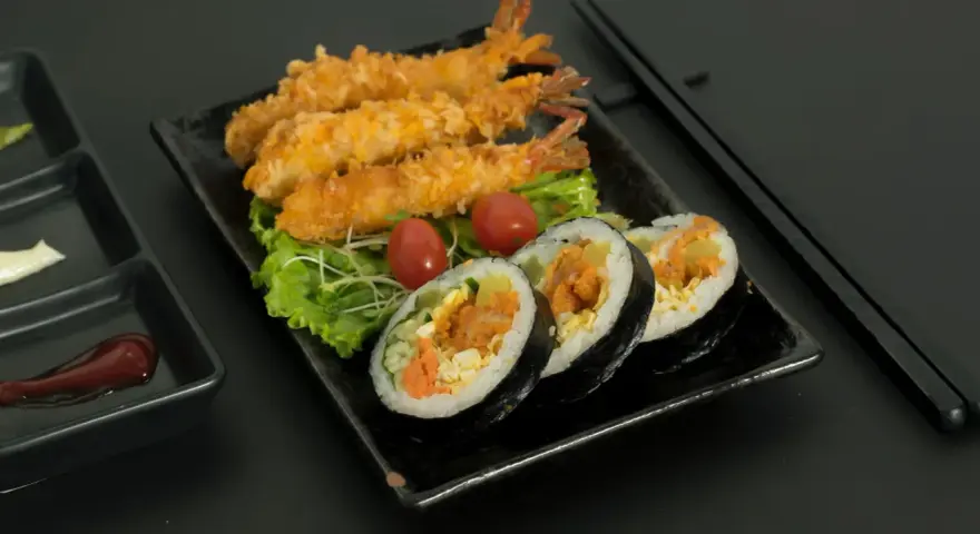 Chrupiące krewetki i rolki sushi z krewetkami, podane z pomidorkami i sałatą. Idealne na przekąskę nigiri krewetka.