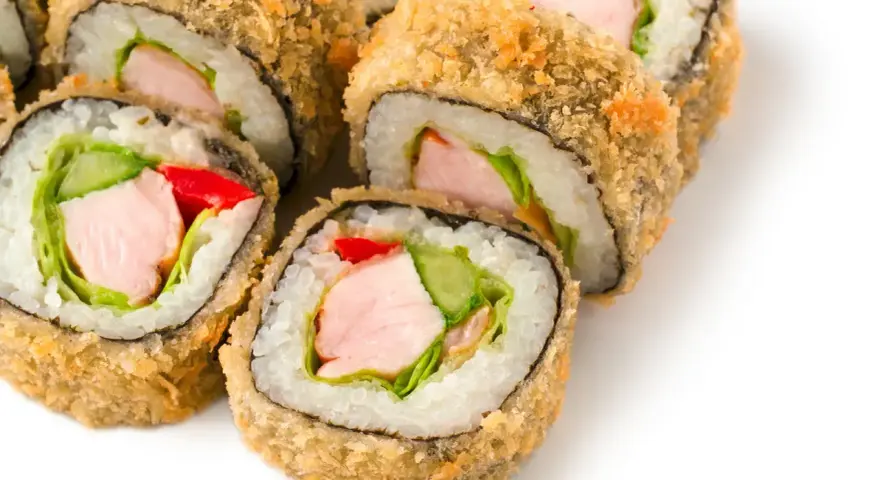 Chrupiące rolki sushi z kurczakiem, ogórkiem i papryką, zawinięte w nori. Idealne, gdy zastanawiasz się którą stroną nori do sushi.