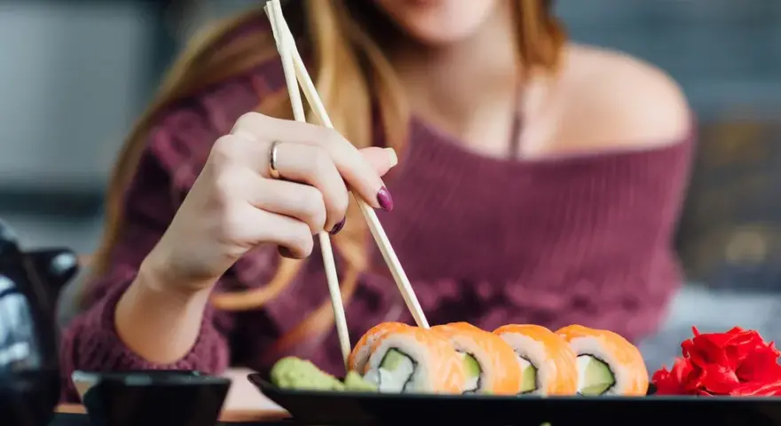 Sushi w ciąży: Bezpieczne wybory i czego unikać?