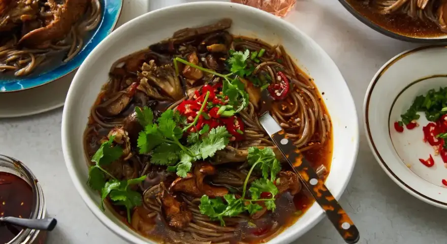 Aromaticzny makaron lau thai z grzybami, chilli i kolendrą. Pyszne danie w głębokim bulionie, idealne na rozgrzewkę.