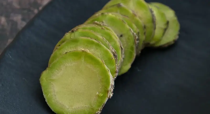Plasterki zielonego korzenia, być może zastanawiasz się, czy wasabi jest zdrowe. Ten ostry dodatek do sushi ma wiele korzyści.