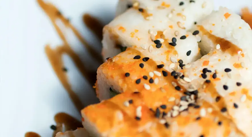 Wyśmienite sashimi maki, polane sosem teriyaki i posypane sezamem.