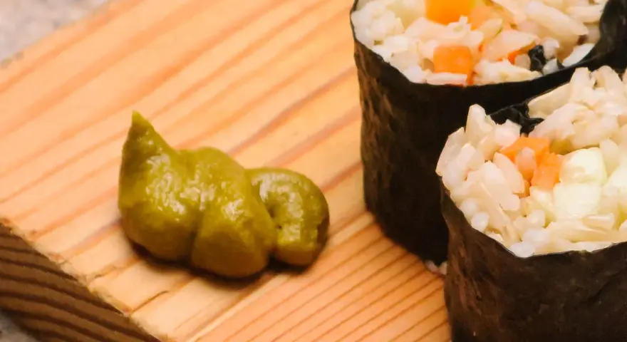 Zielony sos obok sushi, przypominający wasabi, może być zrobiony z chrzanu.