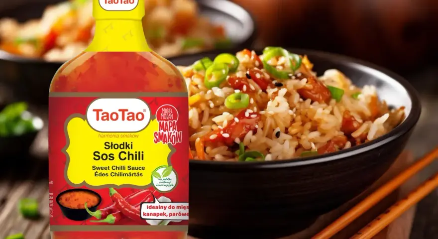 Butelka słodko ostrego sosu chili TaoTao obok miski ryżu z dodatkami. Idealny do mięs i kanapek.