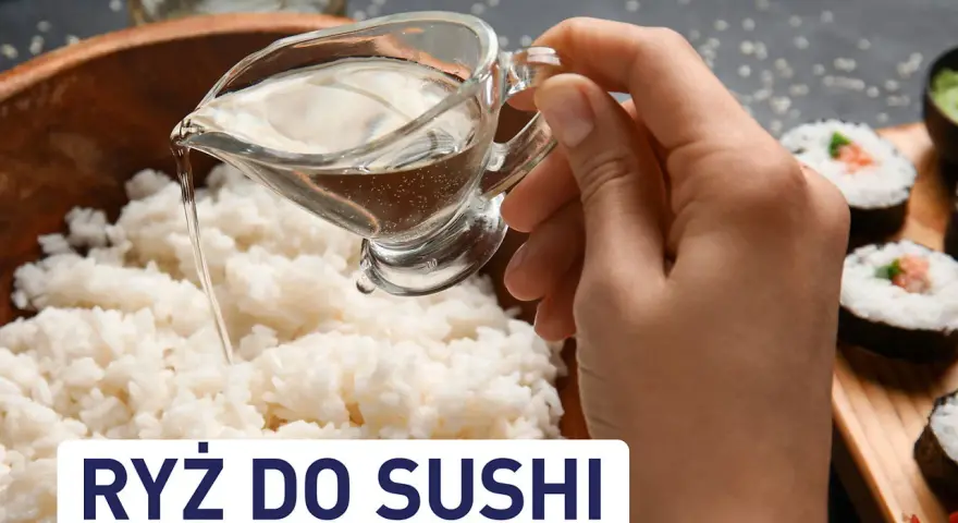 Doprawianie ryżu do sushi: ręka wylewa sos z dzbanka na biały ryż. Obok gotowe rolki sushi.