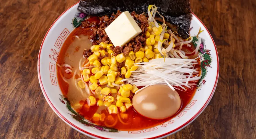 Misowy ramen z masłem, mielonym mięsem, kukurydzą, kiełkami i jajkiem. Idealny przepis na ramen miso.