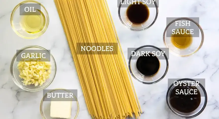 Składniki na pyszne makaron noodle: długie nitki makaronu, czosnek, masło, olej, sos sojowy jasny i ciemny, sos rybny i ostrygowy.