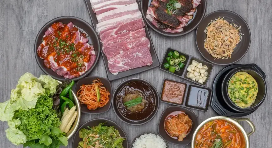 Pyszne dania kuchni koreańskiej: marynowane mięso, kimchi, zupy i sałatki. Idealne przepisy na koreański obiad.
