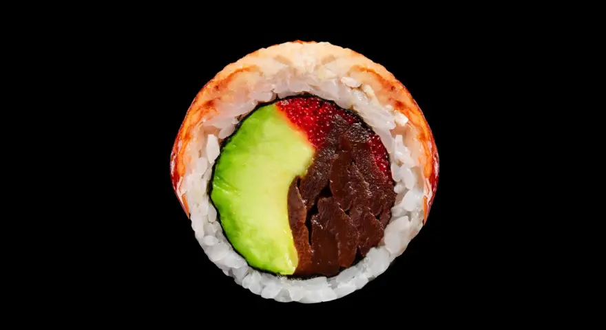 Sushi z węgorzem, awokado i ikrą łososia. Delikatny smak węgorza w połączeniu ze świeżością awokado i słonymi koralikami ikry.