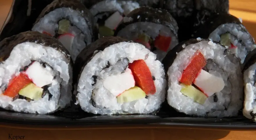 Roladki sushi z surimi, ogórkiem i papryką. Proste przepisy na domowe sushi.
