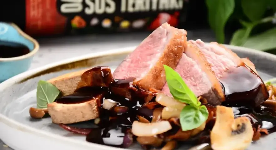 Soczysta kaczka w 5 smakach, polana gęstym sosem teriyaki, podana z warzywami i grzybami.